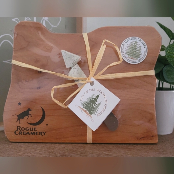 Oregon Shaped Cheese Charcuterie Serving Board - Picture 1 of 3